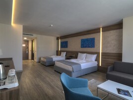 Quarto família | Frigobar, cofres nos quartos, escrivaninha, quartos à prova de som