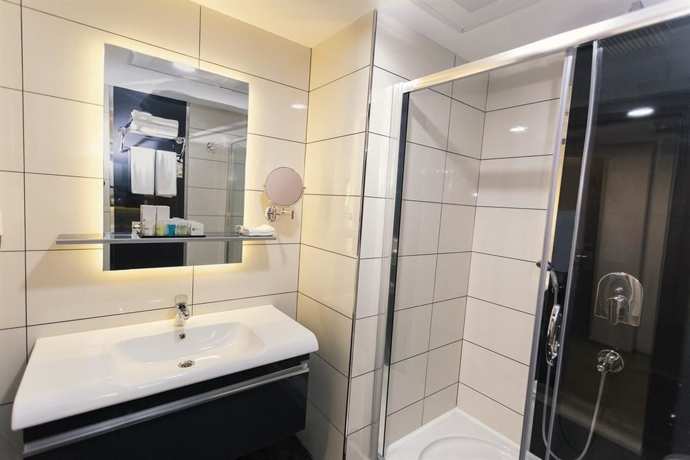 shower, free toiletries, hair dryer, slippers