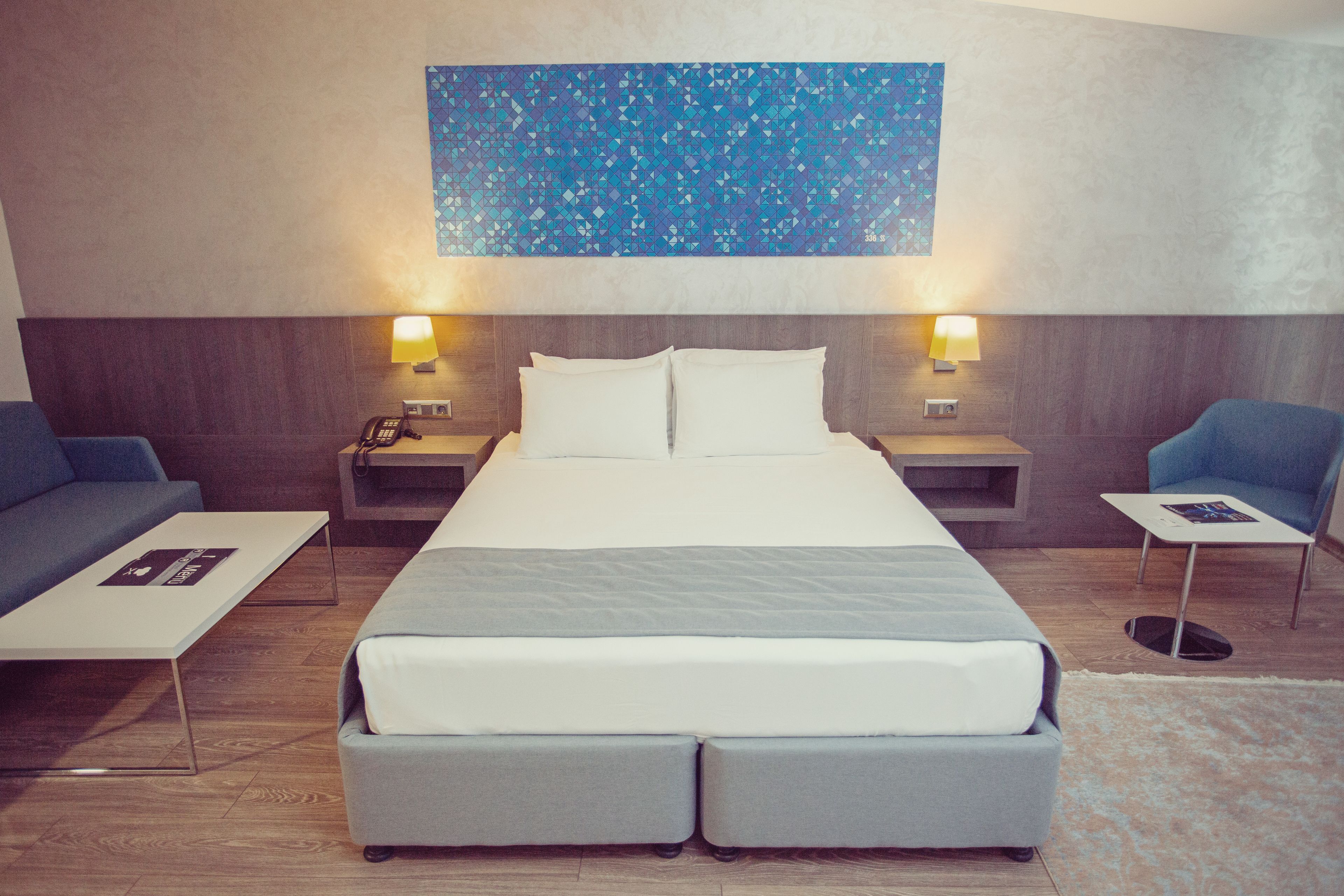 Habitació doble Deluxe | Minibar, caixa forta a l'habitació i escriptori 