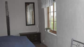 Apartment (6 guests) | 1 bedroom, blackout curtains, free cots/infant beds, free WiFi