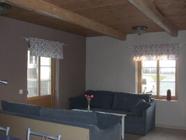 Lägenhet (6 guests) | Vardagsrum | 32-tums platt-tv med digitalkanaler och tv