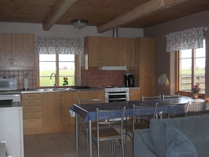 Leilighet (6 guests) | Eget kjøkken | Kjøleskap, mikrobølgeovn, ovn og kokeplater