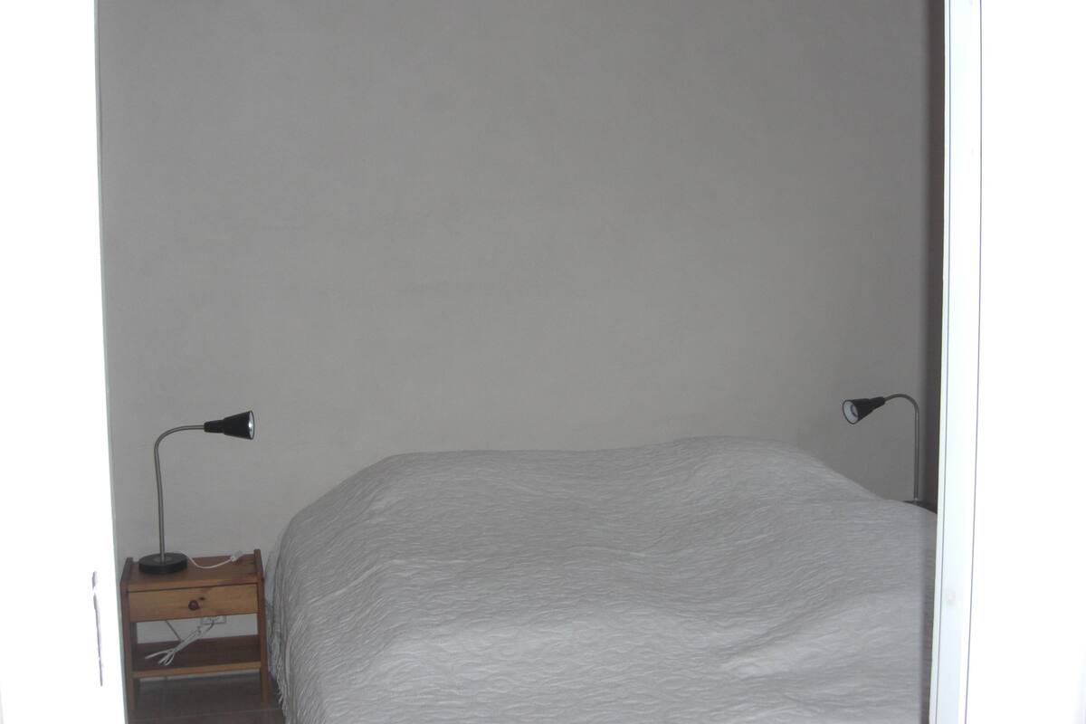 Apartment (4 guests) | Blackout drapes, cribs (free), WiFi (free), bed sheets