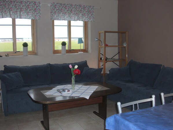 Lägenhet (5 guests) | Vardagsrum | 32-tums platt-tv med digitalkanaler och tv