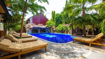 Kolam renang outdoor, dengan kursi berjemur