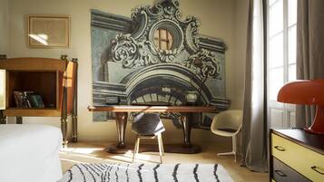 Comfort tweepersoonskamer | Individueel gedecoreerd, individueel gemeubileerd, een bureau