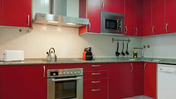 Standard Apartment, 3 Bedrooms | Private kitchen | Full-size fridge, microwave, oven, stovetop
