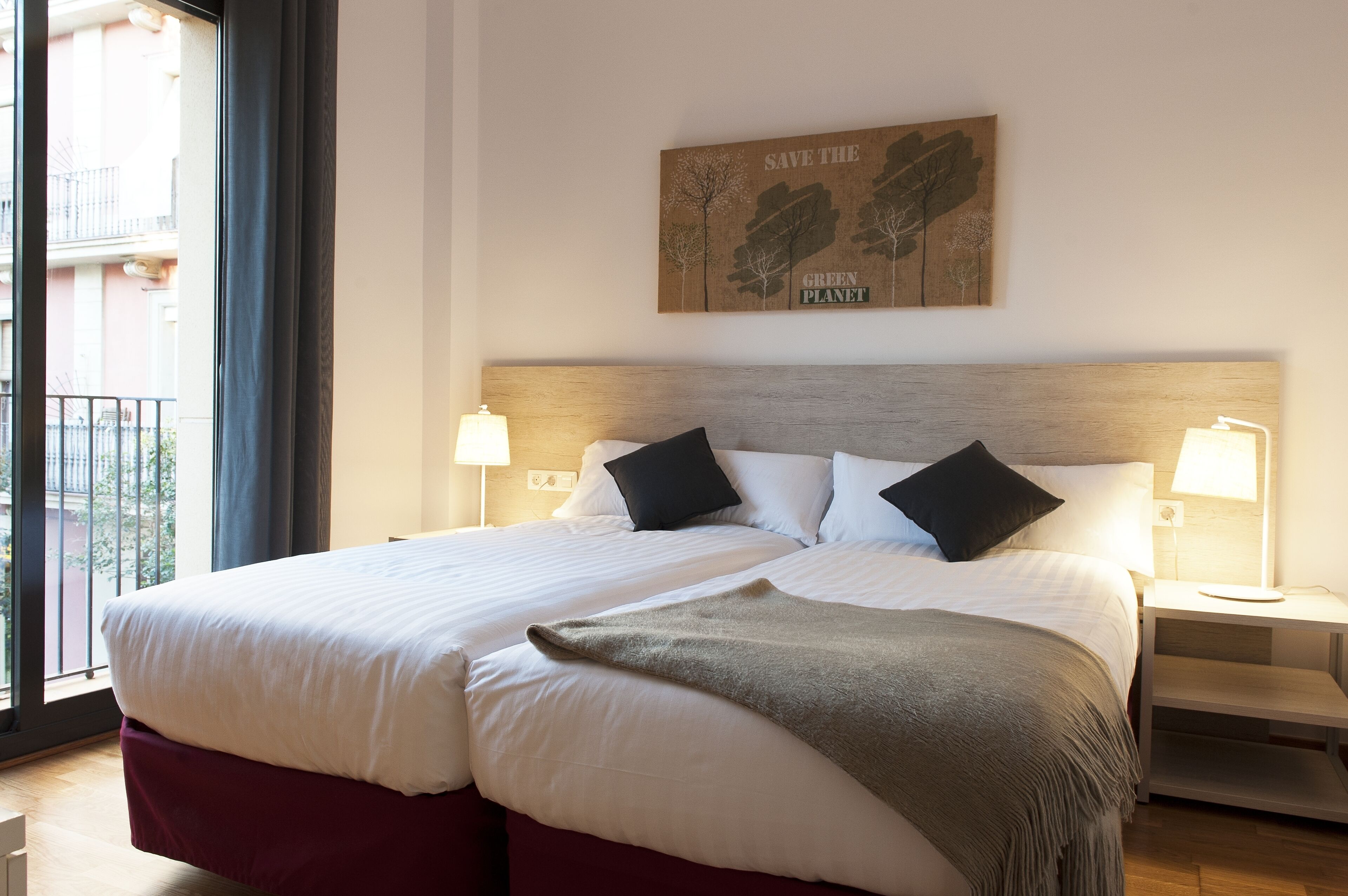 Zimmersafe, Verdunkelungsvorhänge, schallisolierte Zimmer