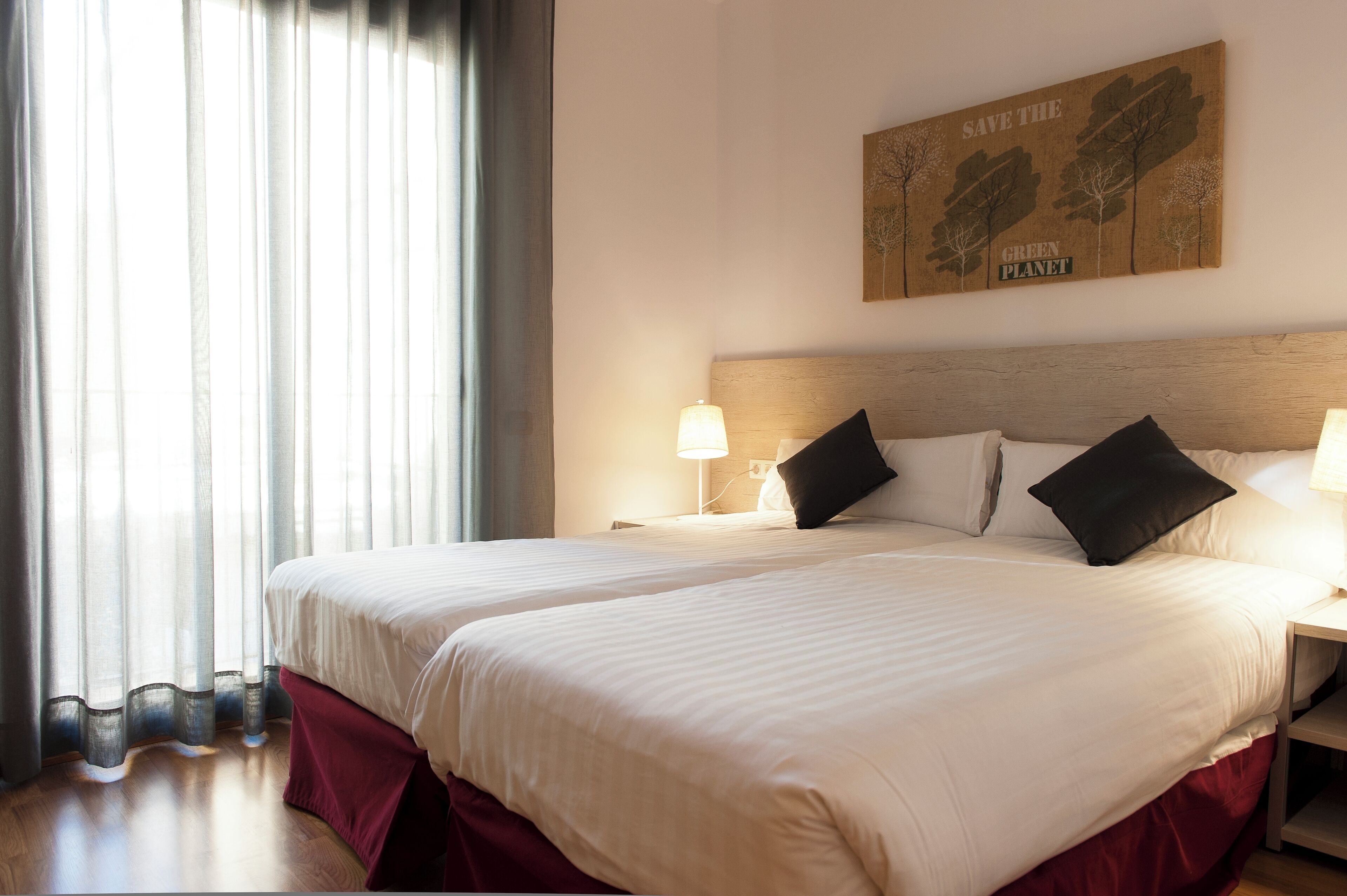 Caja de seguridad en la habitación y cortinas blackout 