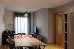 Leilighet – standard, 3 soverom | Oppholdsområde | En 32-tommers Flatskjerm-TV med Parabol-TV samt TV