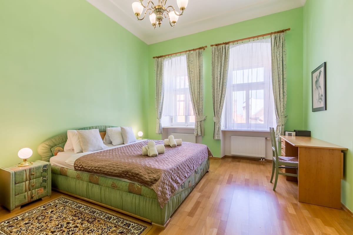 Ropa de cama de alta calidad y minibar 