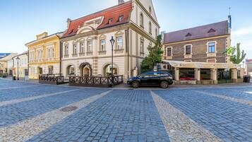 Vista frontal de la propiedad por la tarde o noche