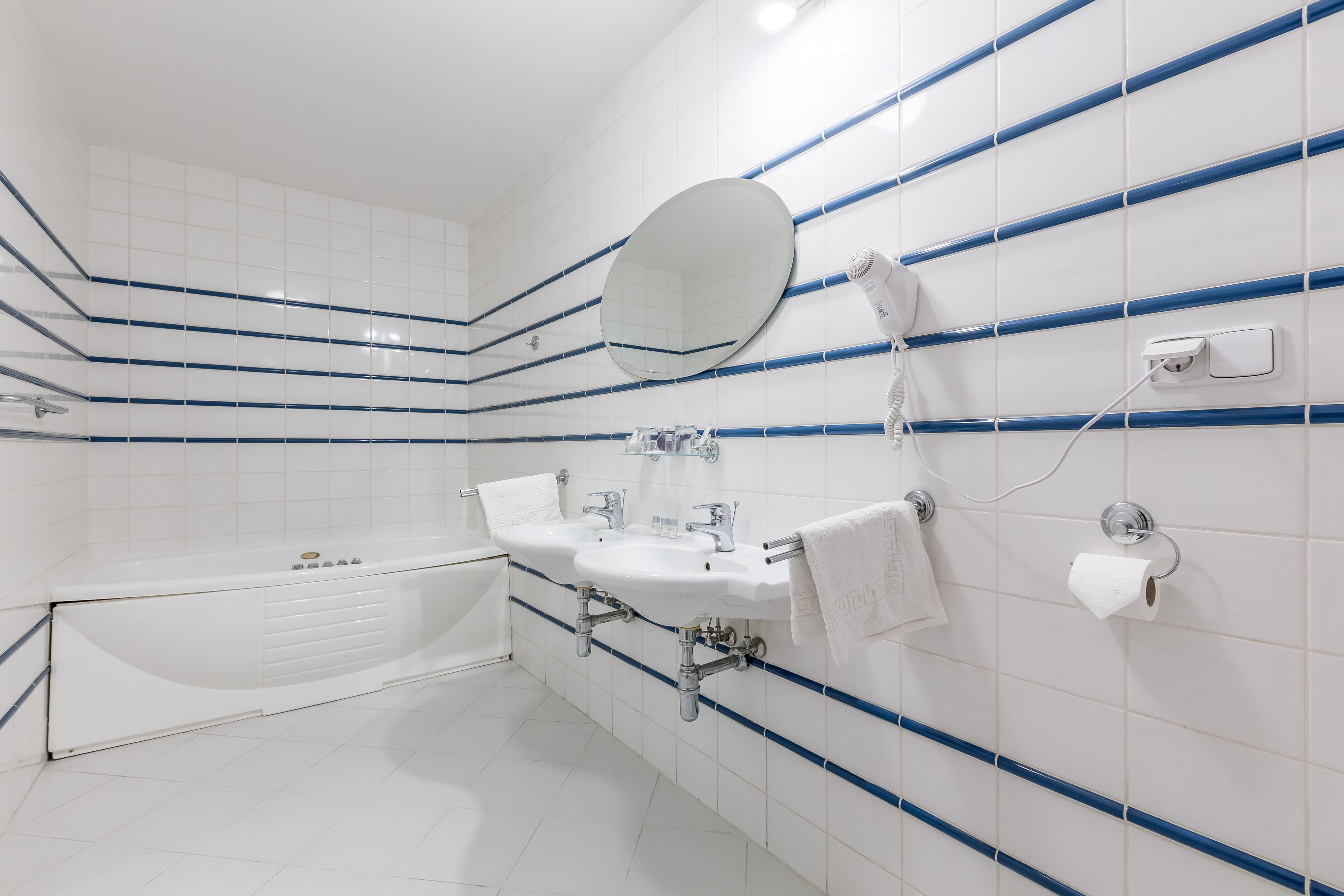 deluxe apartment, 3 bedrooms (family) | bathroom | shower, free toiletries, hair dryer, towels