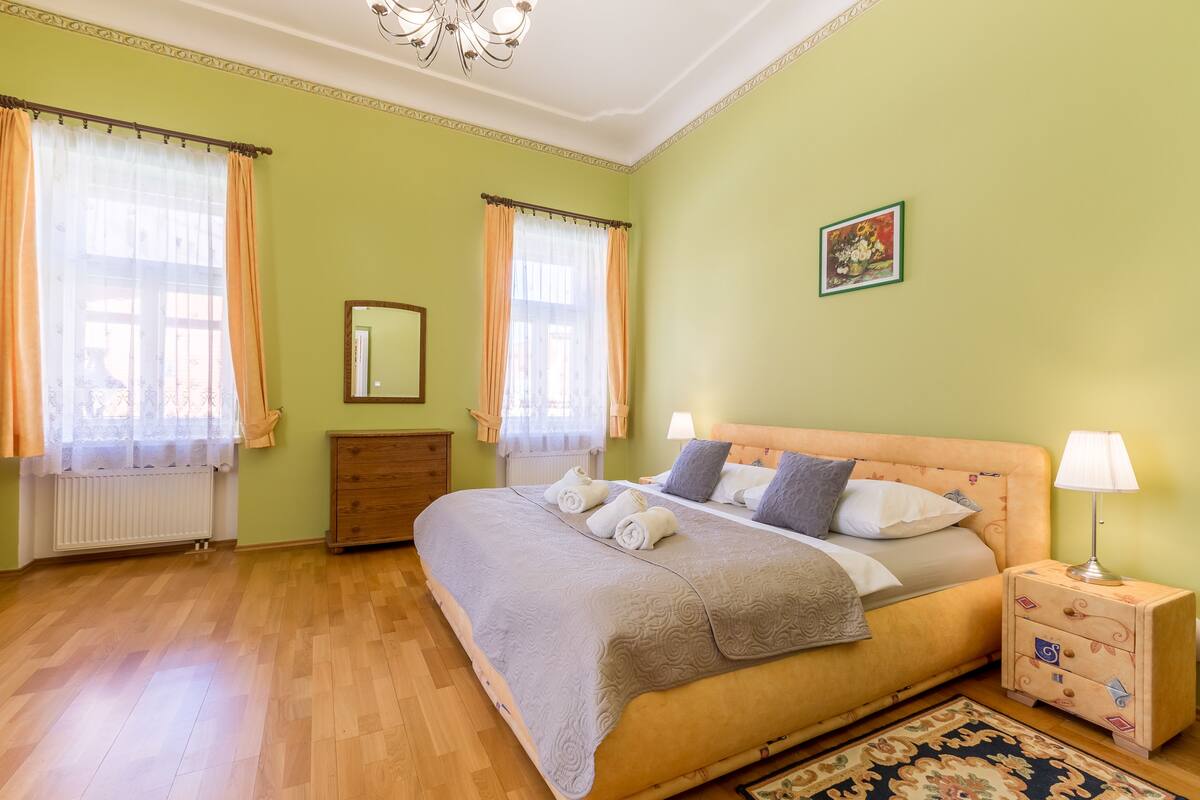 Ropa de cama de alta calidad y minibar 