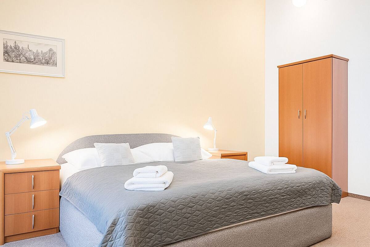 Ropa de cama de alta calidad y minibar 