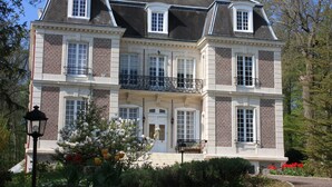 A large, two-story building with a symmetrical facade, multiple windows, and a balcony. - Château d'Avesnes Le Castelet (Avesnes-en-Bray)