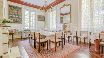 Sarapan lengkap setiap hari (EUR 15 per orang)