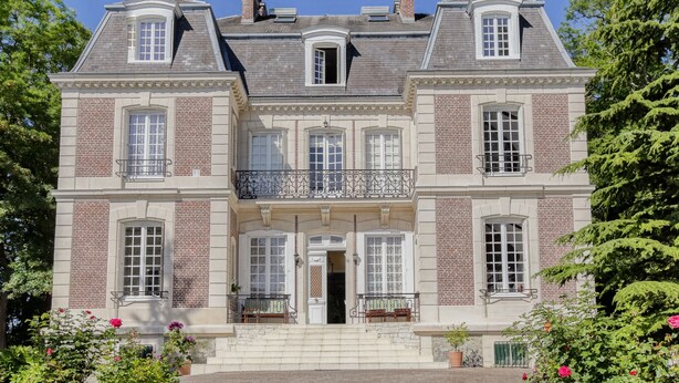 A large, two-story building with a symmetrical facade, featuring a central entrance with a set of stairs leading up to it. - Château d'Avesnes Le Castelet (Avesnes-en-Bray)