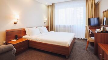 Bar mini, peti besi dalam bilik, meja, kalis bunyi