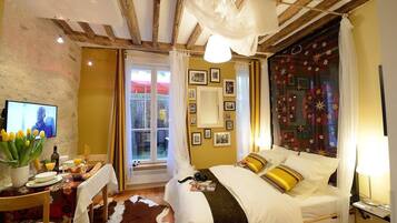 Studio (Taste of India) | In-room safe, individually decorated, iron/ironing board