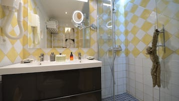 Un baño con espejo, lavabo y ducha.