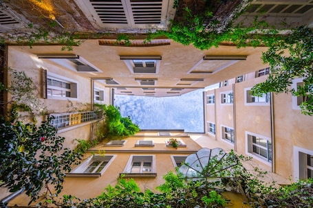 Courtyard. Les Patios du Marais