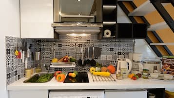 Refrigerador, microondas, placa de cocina, cafetera expreso