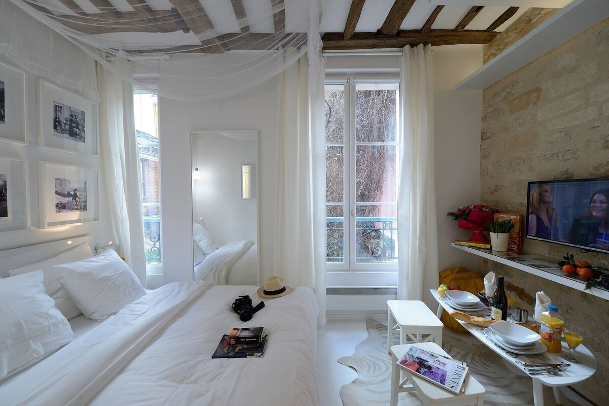 Studio (Very White) | In-room safe, iron/ironing board, cribs (free), WiFi (free)