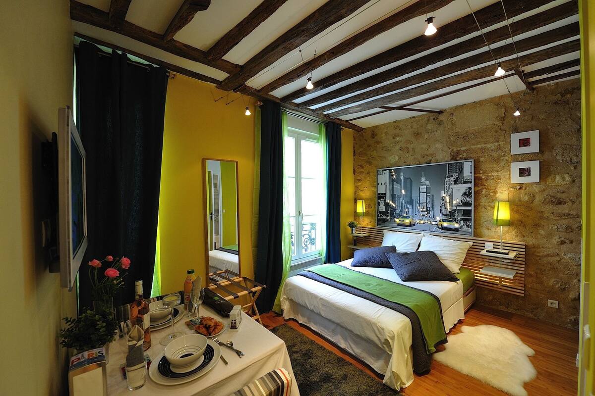 Studio (Wall Street) | In-room safe, iron/ironing board, cribs (free), WiFi (free)