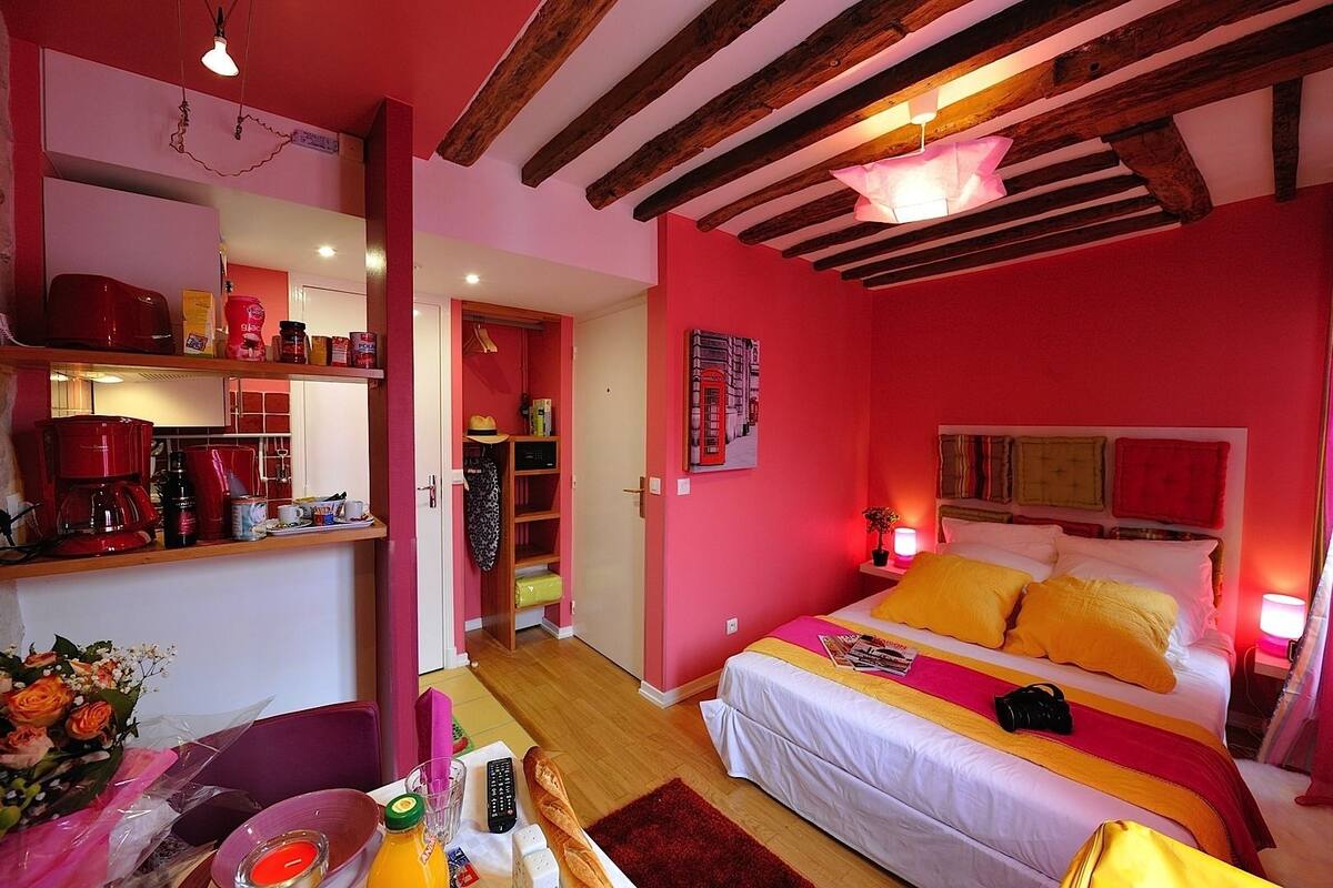Studio (Pink Fashion) | In-room safe, iron/ironing board, cribs (free), WiFi (free)