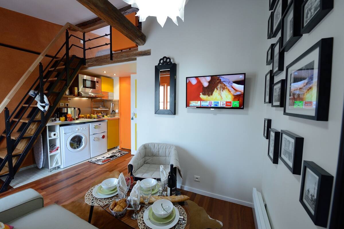Studio (Simply Orange) | In-room safe, iron/ironing board, cribs (free), WiFi (free)