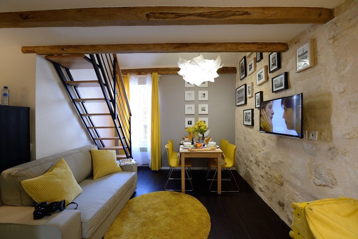 Duplex (Spicy Fox) | Living room | TV