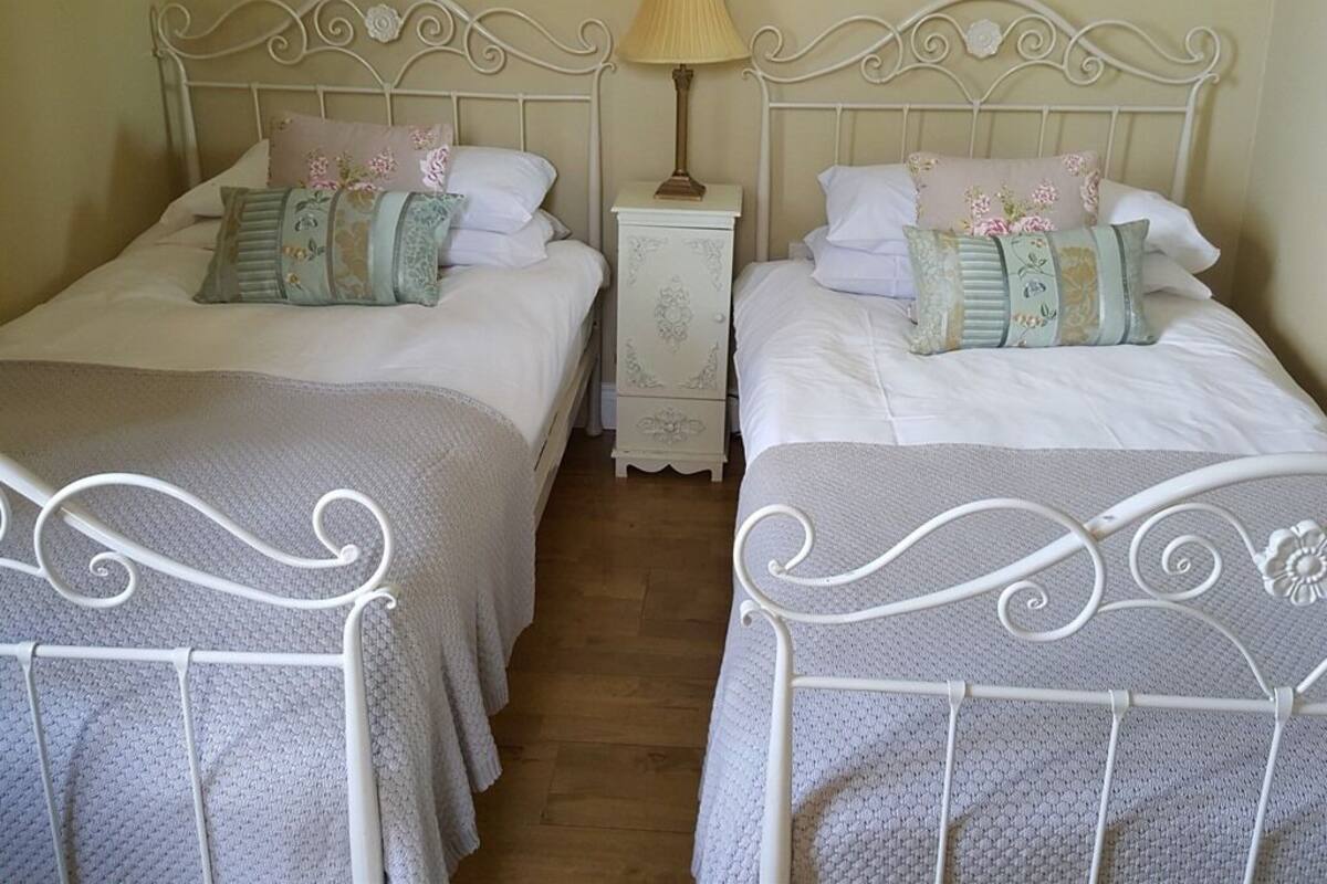 Chambre Standard avec lits jumeaux, salle de bain attenante, vue sur le jardin