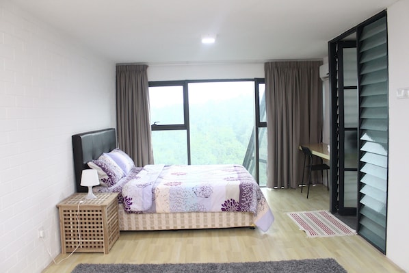 Nhà Duplex tiện nghi đơn giản, 1 giường cỡ queen và sofa giường, bếp, quang cảnh thành phố | Bàn, bàn ủi/dụng cụ ủi quần áo, truy cập Internet không dây miễn phí 