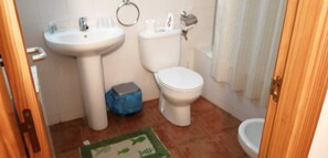 Bathroom - Albergue Báguena - Hostel (Baguena)