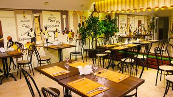 Ilmainen päivittäinen tilauksen mukaan valmistettu aamiainen