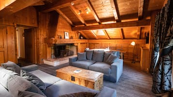 Hermitage Luxury Suite | Living area | Flat-screen TV