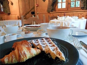 Free daily continental breakfast - Hôtel Le Fer à Cheval (Megeve)
