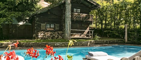 Piscine couverte, piscine extérieure, chaises longues