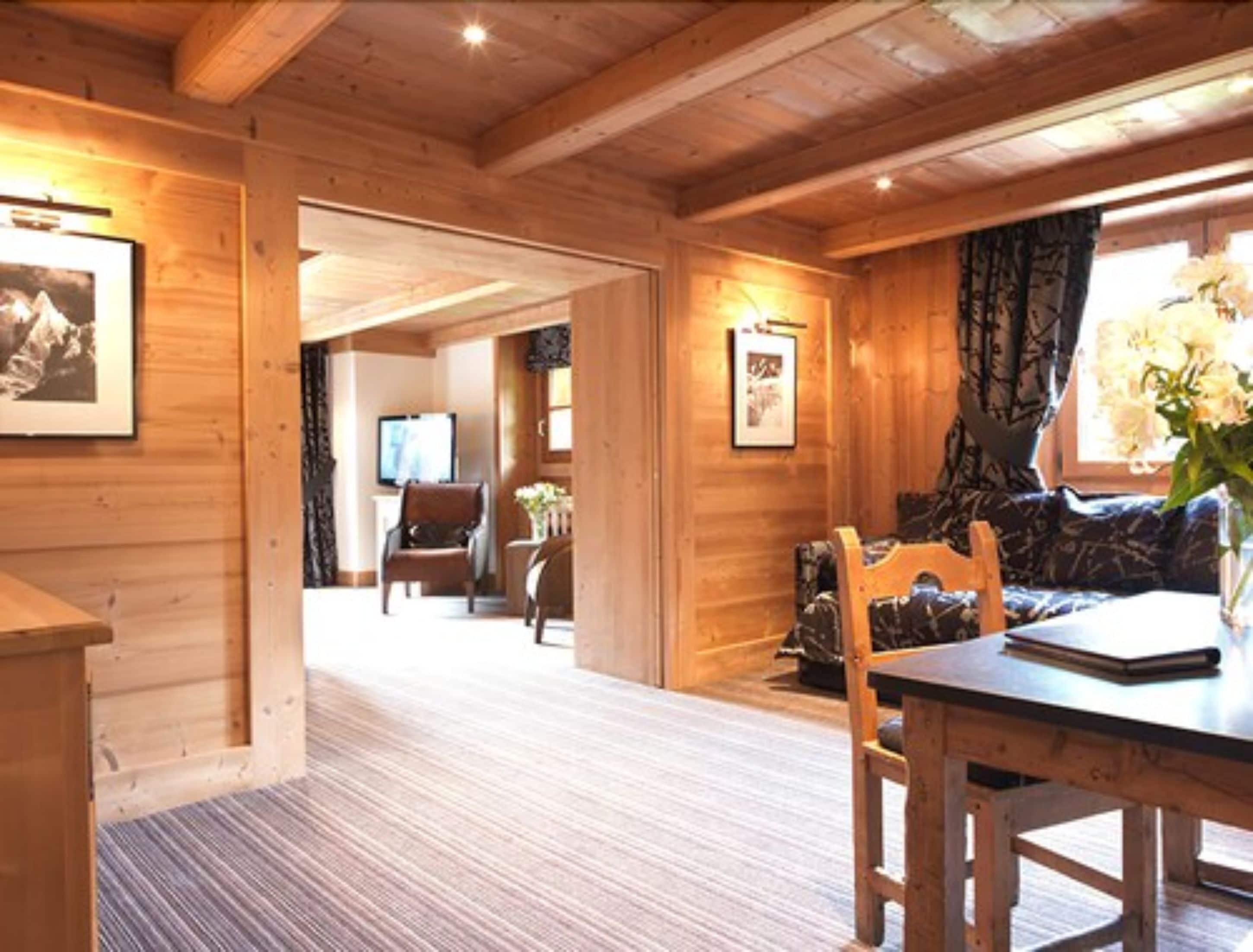 junior suite | 1 bedroom, premium bedding, minibar, in-room safe