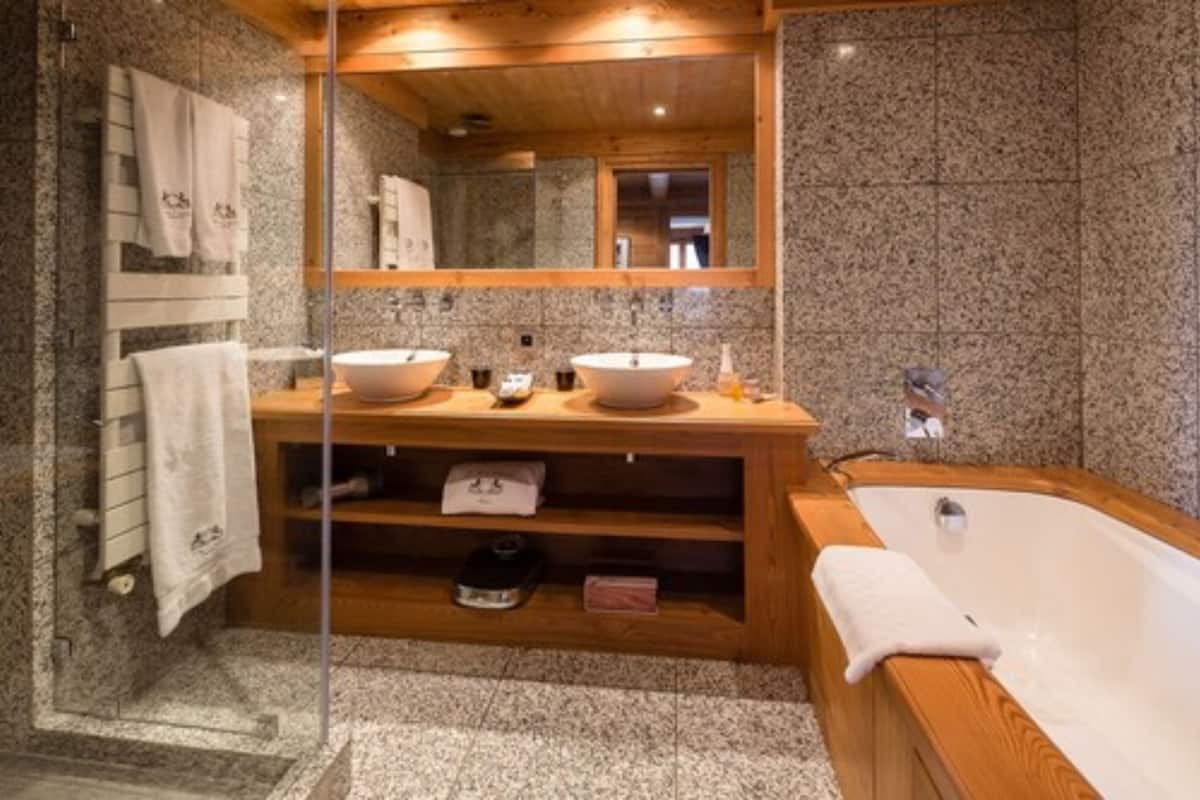 junior suite | 1 bedroom, premium bedding, minibar, in-room safe