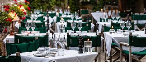 2 restaurants, serveren diner, Franse gerechten