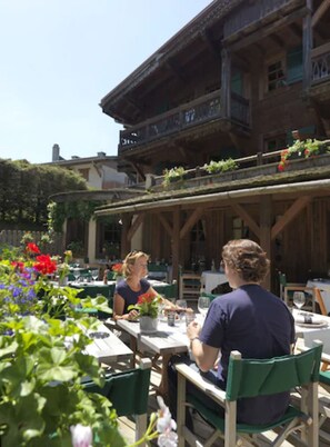 2 restaurants, dinner served, French cuisine