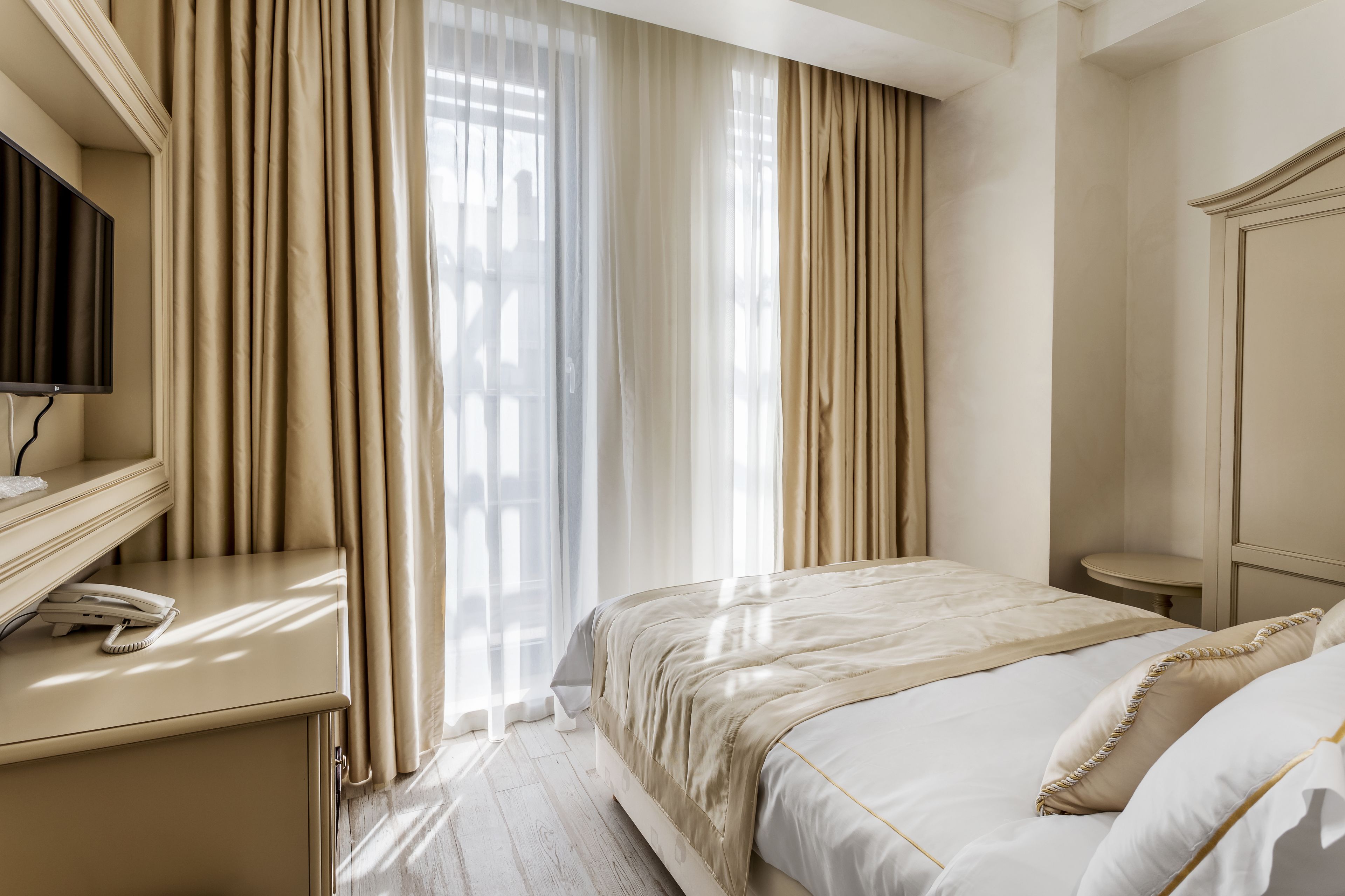 premium bedding, minibar, in-room safe, desk