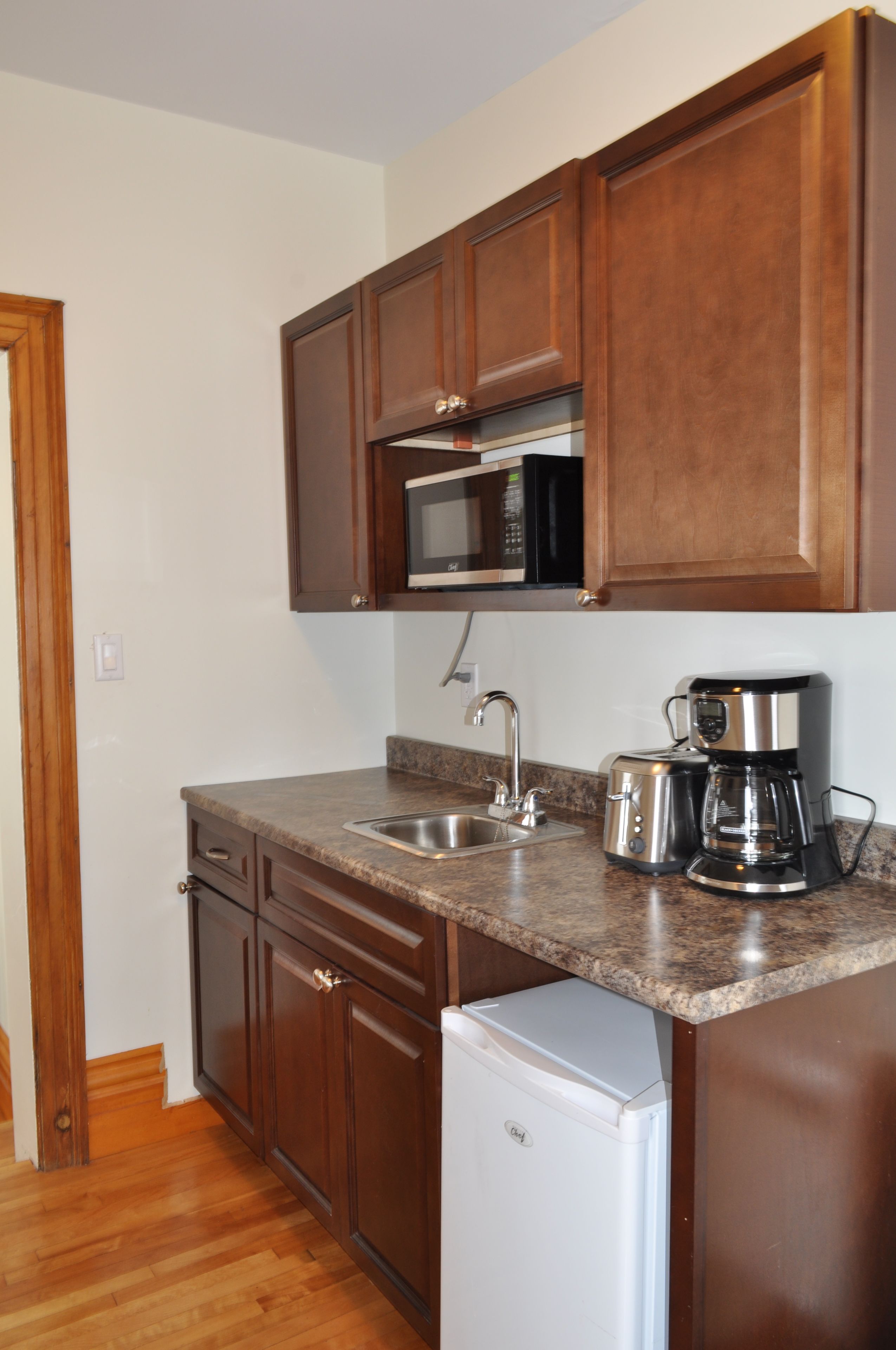 premier suite, 1 queen bed, non smoking, kitchenette | private kitchen | coffee/tea maker, electric kettle, cookware/dishes/utensils