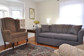 Suite – signature, 1 queensize-seng med sovesofa, ikke-røyk, tekjøkken | Oppholdsområde | En 32-tommers LCD-TV med digitale kanaler samt TV og Netflix