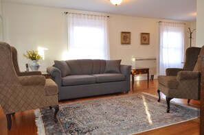 Suite – signature, 1 queensize-seng med sovesofa, ikke-røyk, tekjøkken | Oppholdsområde | En 32-tommers LCD-TV med digitale kanaler samt TV og Netflix