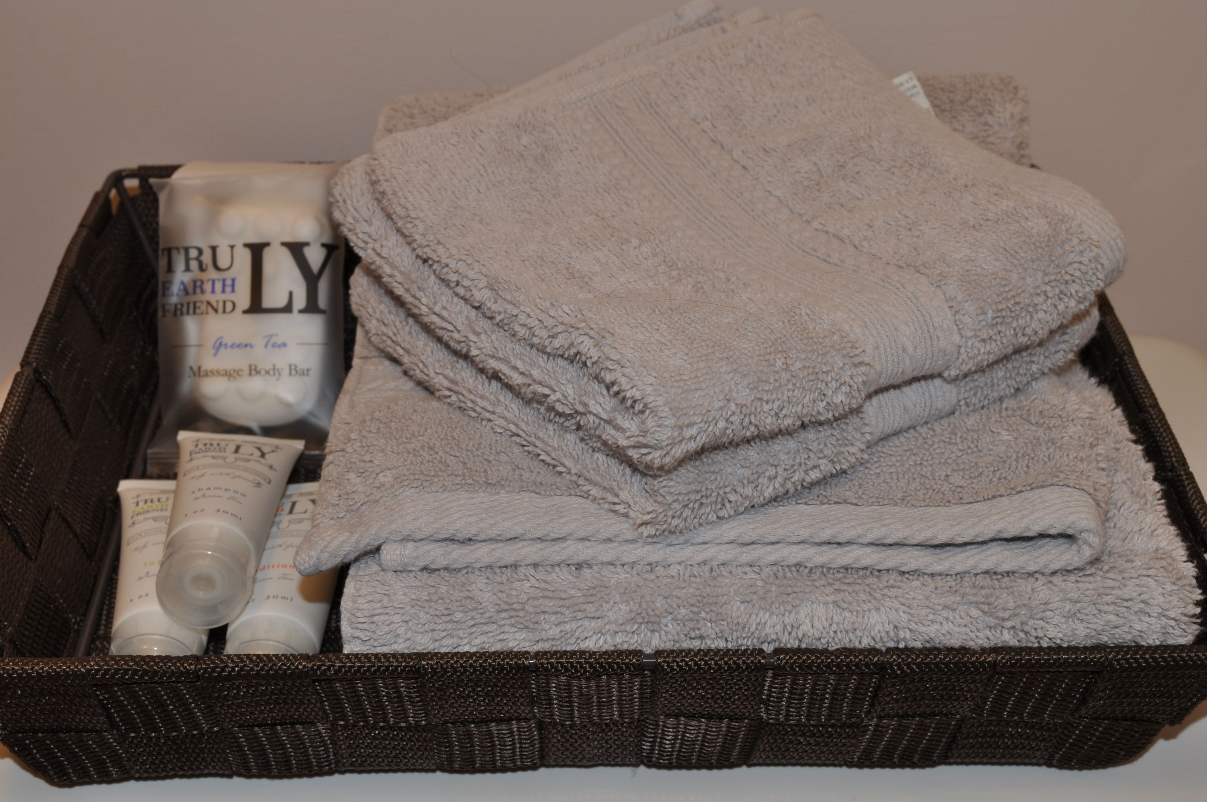 premier suite, 1 queen bed, non smoking, kitchenette | bathroom | free toiletries, hair dryer, towels