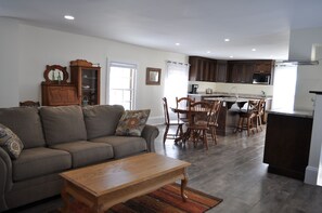 Executive Apartment, 2 Queen Beds, Non Smoking, Kitchen | Living area | 32-inch LCD TV with digital channels, TV, Netflix - Holman's Heritage Suites (Summerside)