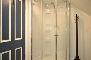 Executive Apartment, 2 Queen Beds, Non Smoking, Kitchen | Bathroom